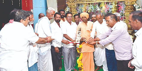 ಜಾಲಿಕಟ್ಟಿ&ಜೀವಾಪುರ ಗ್ರಾಮದ ಬಸವೇಶ್ವರ ದೇವಸ್ಥಾನದಲ್ಲಿ ಹಮ್ಮಿಕೊಂಡಿದ್ದ ಕಾರ್ಯಕ್ರಮವನ್ನು ಗಣ್ಯರು ಉದ್ಘಾಟಿಸಿದರು. ಅಭಿನವ ರೇವಯ್ಯ ಸ್ವಾಮೀಜಿ ಇತರರಿದ್ದರು.