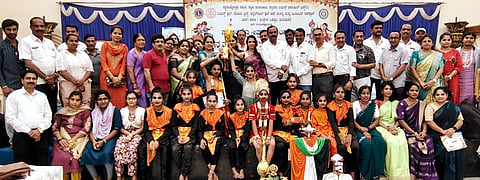 ತುರುವೇದಕೆರೆ ಚೌದ್ರಿ Dance Extravaganzaಕನ್ವೆನ್ಷನ್​ ಹಾಲ್​ನಲ್ಲಿ ಹಮ್ಮಿಕೊಂಡಿದ್ದ ನೃತ್ಯ ಸಂಭ್ರಮದಲ್ಲಿ ವಿಜೇತ ಮಕ್ಕಳೊಂದಿಗೆ ರೋಟರಿ ಟ್ರಸ್ಟ್​ ಅಧ್ಯಕ್ಷ ಸಾ.ಶಿ.ದೇವರಾಜು, ಗ್ಲೋಬಲ್​ ಎಂಬಸ್ಸಿ ಶಾಲೆ ಛೇರ್ಮನ್​ ಗಂಗಾಧರ್​ ದೇವರಮನೆ, ಸರಳಾ ಎಂ.ಟಿ.ಕೃಷ್ಣಪ್ಪ,ಇನ್ನರ್​ ವೀಲ್​ ಕ್ಲಬ್​ ಹಾಗೂ ಟ್ರಸ್ಟ್​ ಅಧ್ಯಕ್ಷೆ ಡಾ.ಆಶಾ ಚೌದ್ರಿ ಇತರರು ಇದ್ದರು. 