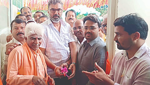 ಯರಗಟ್ಟಿ ಬಸ್​ ನಿಲ್ದಾಣದಲ್ಲಿ ನಿರ್ಮಾಣವಾದ ಇಂದಿರಾ ಕ್ಯಾಂಟೀನ್​ ಶಾಸಕ ವಿಶ್ವಾಸ ವೈದ್ಯ ಉದ್ಘಾಟಿಸಿದರು. ಗಣಪತಿ ಮಹಾರಾಜರು, ನಿಖಿಲ್​ ದೇಸಾಯಿ, ಶಂಕರ ಇಟ್ನಾಳ, ನಿಖಿಲ ಪಾಟೀಲ ಇತರರಿದ್ದರು.