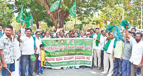  ಮೇಲುಕೋಟೆ ಶಾಸಕ ದರ್ಶನ್ ಪುಟ್ಟಣ್ಣಯ್ಯ ನೇತೃತ್ವದಲ್ಲಿ ಮಂಡ್ಯ ನಗರದಲ್ಲಿ ರೈತ ಸಂಘದಿಂದ ಪ್ರತಿಭಟನೆ ನಡೆಸಲಾಯಿತು. ಬಡಗಲಪುರ ನಾಗೇಂದ್ರ, ಕೆಂಪೂಗೌಡ, ಉಮೇಶ ಇತರರು ಭಾಗಿಯಾಗಿದ್ದರು.