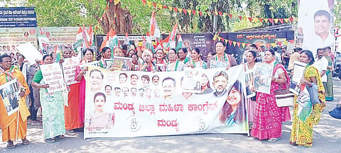 ಮಂಡ್ಯ ನಗರದ ಜಯಚಾಮರಾಜೇಂದ್ರ ಒಡೆಯರ್ ವೃತ್ತದಲ್ಲಿ ಮಹಿಳಾ ಕಾಂಗ್ರೆಸ್‌ನಿಂದ ಪ್ರತಿಭಟನೆ ನಡೆಸಲಾಯಿತು. ಶುಭದಾಯಿನಿ, ಸುಜಾತಾ ಇತರರು ಇದ್ದರು.