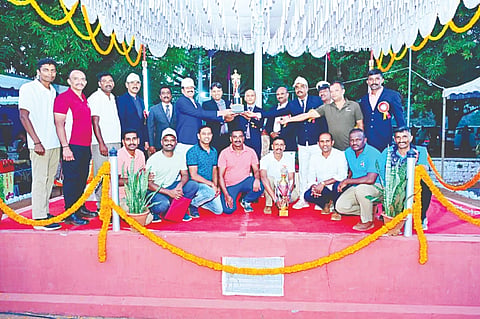 ಮೈಸೂರು ಜಿಲ್ಲಾ ಪೊಲೀಸರ ವಾರ್ಷಿಕ ಕ್ರೀಡಾಕೂಟದಲ್ಲಿ ವಿಜೇತರಾದ ಡಿಎಆರ್ ತಂಡಕ್ಕೆ ಸಮಗ್ರ ಪ್ರಶಸ್ತಿಯನ್ನು ಐಜಿಪಿ ಡಾ.ಎಂ.ಬಿ.ಬೋರಲಿಂಗಯ್ಯ ವಿತರಿಸಿದರು. ಎನ್.ವಿಷ್ಣುವರ್ಧನ್,  ಸಿ.ಮಲ್ಲಿಕ್ ಇತರರು ಇದ್ದರು. 