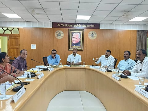 ಜಿಲ್ಲಾ ಪಂಚಾಯಿತಿಯ ಡಿ.ದೇವರಾಜು ಅರಸು ಸಭಾಂಗಣದಲ್ಲಿ ಶನಿವಾರ ಹಮ್ಮಿಕೊಂಡಿದ್ದ ಸಭೆಯಲ್ಲಿ ಅರುಣ್ ಕುಮಾರ್ ಮಾತನಾಡಿದರು.  ಶಿವಕುಮಾರ್, ಎಸ್.ಯುಕೇಶ್ ಕುಮಾರ್, ಹುಣಸೂರು ಬಸವಣ್ಣ ಇತರರಿದ್ದರು.