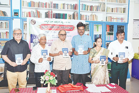 ನಗರದಲ್ಲಿ ಸಂಸ್ಕೃತಿ ಪ್ರಕಾಶನದಿಂದ ಆಯೋಜಿಸಿದ್ದ ಪುಸ್ತಕ ಬಿಡುಗಡೆ ಕಾರ್ಯಕ್ರಮದಲ್ಲಿ ಸಿ.ವಿ.ಗೋಪಿನಾಥ್, ಡಾ.ಎ.ಎಸ್.ಚಂದ್ರಶೇಖರ್, ಎಂ.ಜಿ.ರಜನೀಕಾಂತ್, ಎನ್.ಆರ್.ಮಂಜುನಾಥ್, ಎಂ.ಎಸ್.ವಿಜಯಾಹರನ್, ಎನ್.ಕೇಶವಮೂರ್ತಿ ಇದ್ದರು.