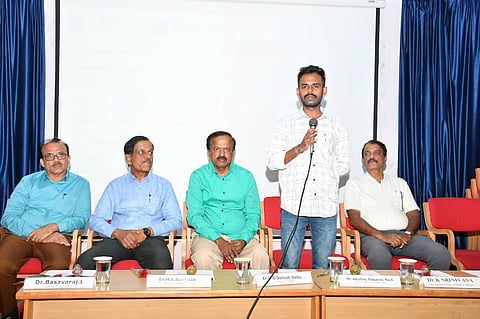  ‘ಸೈಬರ್ ವಂಚನೆ ಮತ್ತು ಸೈಬರ್ ಅಪರಾಧಗಳ ಕುರಿತು ಜಾಗೃತಿ ಕಾರ್ಯಕ್ರಮದಲ್ಲಿ ಅಗಮ್ಯ ಸೈಬರ್ ಟೆಕ್ ಸಂಸ್ಥೆಯ ಸಿಇಒ ಅಕ್ಷಯ್ ನಾಗರಾಜ್ ನಾಯ್ಕ ಮಾತನಾಡಿದರು. ಎಚ್.ಎಸ್.ಸುರೇಶ್ ಬಾಬು, ಎಲ್.ಅರುಣ್ ಕುಮಾರ್, ಡಾ.ಎಲ್.ಬಸವರಾಜ್, ಎಂ.ಕೆ.ನಂಜಯ್ಯ, ಕೆ.ಶ್ರೀನಿವಾಸ ಪಾಲ್ಗೊಂಡಿದ್ದರು.