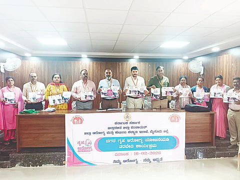  ಡಿಎಚ್‌ಒ ಕಚೇರಿಯಲ್ಲಿ ಆಯೋಜಿಸಿದ್ದ ತರಬೇತಿ ಕಾರ್ಯಕ್ರಮದಲ್ಲಿ ನಗರ ಪ್ರದೇಶದ ಗೃಹ ಆರೋಗ್ಯ ಯೋಜನೆಯ ಆಶಾ ಕಾರ್ಯಕರ್ತೆಯರ ಕೈಪಿಡಿಯನ್ನು ಬಿಡುಗಡೆ ಮಾಡಲಾಯಿತು. 