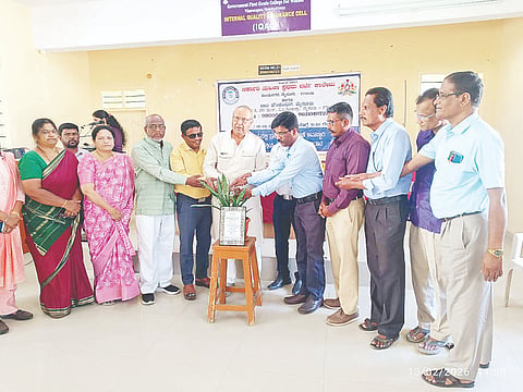 ವಿಜಯನಗರದ ಸರ್ಕಾರಿ ಮಹಿಳಾ ಪ್ರಥಮ ದರ್ಜೆ ಕಾಲೇಜಿನಲ್ಲಿ ಆಯೋಜಿಸಿದ್ದ ಮುಕ್ತ ಸಂವಾದ ಕಾರ್ಯಕ್ರಮವನ್ನು ನಟ ಮುಖ್ಯಮಂತ್ರಿ ಚಂದ್ರು ಉದ್ಘಾಟಿಸಿದರು. ನರಸಿಂಹಮೂರ್ತಿ, ತಗಡೂರು ವೀರೇಶ ಕುಮಾರ್, ಎ.ಎಂ. ಮಲ್ಲಿಕಾರ್ಜುನ, ಎಸ್.ಆನಂದಕುಮಾರ್ ಇತರರು ಇದ್ದರು.