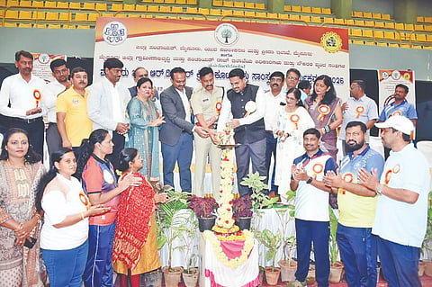 ಜಿಲ್ಲಾ ಪಂಚಾಯಿತಿ, ಯುವ ಸಬಲೀಕರಣ ಮತ್ತು ಕ್ರೀಡಾ ಇಲಾಖೆ, ಆರ್.ಡಿ.ಪಿ.ಆರ್‌ದಿಂದ ಆಯೋಜಿಸಿದ್ದ ಕ್ರೀಡಾಕೂಟ ಮತ್ತು ಸಾಂಸ್ಕೃತಿಕ ಕಾರ್ಯಕ್ರಮದಲ್ಲಿ ಎಸ್. ಯುಕೇಶ್‌ಕುಮಾರ್,  ಮಲ್ಲಿಕಾರ್ಜುನ ಬಾಲದಂಡಿ, ಶೇಕ್ ತನ್ವೀರ್ ಆಶಿಫ್, ಬಿ.ಎಂ. ಸವಿತಾ, ಸಿದ್ದಗಂಗಮ್ಮ, ಭಾಸ್ಕರ್ ನಾಯಕ್ ಇತರರು ಇದ್ದರು.