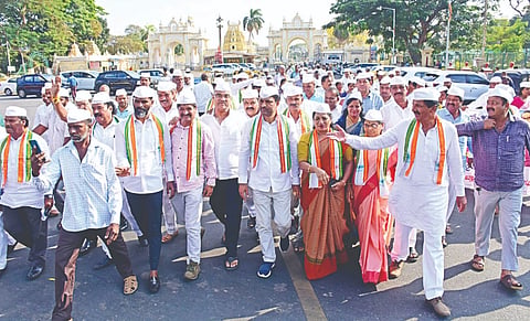 ನರೇಗಾ ಮರು ಜಾರಿಗೆ ಆಗ್ರಹಿಸಿ ಕಾಂಗ್ರೆಸ್ ಕಾರ್ಯಕರ್ತರು ನಗರದಲ್ಲಿ ಗುರುವಾರ ಪಾದಯಾತ್ರೆ ನಡೆಸಿದರು. ಎಂ.ಲಕ್ಷ್ಮಣ್, ಡಾ.ಬಿ.ಜಿ.ವಿಜಯಕುಮಾರ್, ಶಿವಪ್ರಸಾದ್ ಇತರರು ಇದ್ದರು.