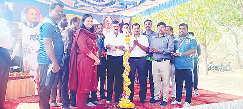 ನಗರದಲ್ಲಿ ಆಯೋಜಸಿದ್ದ  ಸಮಾಜ ಕಲ್ಯಾಣ ಇಲಾಖೆ ನೌಕರರ  ಕ್ರೀಡಾಕೂಟ ಹಾಗೂ ಸಾಂಸ್ಕೃತಿಕ ಕಾರ್ಯಕ್ರಮ ಸ್ಪರ್ಧೆಗೆ ಬಿ. ರಂಗೇಗೌಡ ಚಾಲನೆ ನೀಡಿದರು. ಜನಾರ್ದನ್, ಮೇಘಾ, ಶಂಕರ್ ಮೂರ್ತಿ, ಸಿದ್ಲಿಂಗು, ಮೋಹನ್, ಚಂದ್ರಶೇಖರ್, ರಮೇಶ್ ಇದ್ದರು.