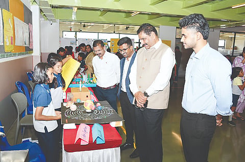 ವಿಜ್ಞಾನ, ಗಣಿತ, ರೋಬೋಟಿಕ್ಸ್ ಮತ್ತು ಸ್ಪೇಸ್‌ಲ್ಯಾಬ್ ಕುರಿತು ಮಕ್ಕಳು ತಯಾರಿಸಿದ್ದ ಮಾದರಿ ಪ್ರಾತ್ಯಕ್ಷಿಕೆಗಳನ್ನು ಗಣ್ಯರು ವೀಕ್ಷಿಸಿದರು. ಡಾ.ವಸಂತ ಕುಮಾರ ತಿಮಕಾಪುರ, ರಘು ಆರ್.ಕೌಟಿಲ್ಯ, ಮಹೇಂದ್ರ, ಕೆ.ಎಸ್. ಶ್ವೇತಾ ಇದ್ದರು.
