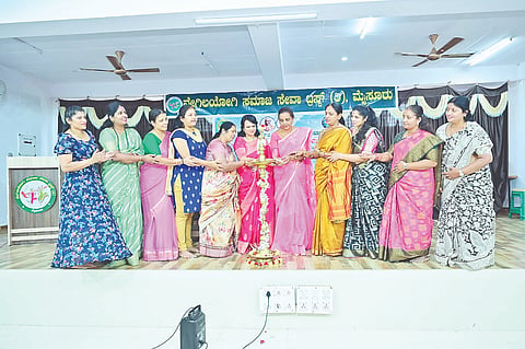 ಮೈಸೂರಿನ ನೇಗಿಲಯೋಗಿ ಮಹಿಳೆಯರ ಹಿತೈಷಿಗಳ ಸೇವಾ ಬಳಗದಿಂದ ವಿಶ್ವ ಮಹಿಳಾ ದಿನಾಚರಣೆ ಅಂಗವಾಗಿ ಆಯೋಜಿಸಿದ್ದ ಬೆಂಕಿರಹಿತ ಅಡುಗೆ ಸ್ಪರ್ಧೆಯನ್ನು  ಡಾ.ವಿನೋದಾ ಉದ್ಘಾಟಿಸಿದರು. ಜೆ.ಶೋಭಾ, ರಾಣಿ ಮಹೇಶ್, ಸುನಂದಾ, ಯೋಗಾವತಿ, ಸೀತಮ್ಮ, ಶೋಭಾ ಧನಂಜಯ್, ಅನಿತಾ,  ವಿಜಯಲಕ್ಷ್ಮೀ, ಲಾವಣ್ಯಾ , ಚಂದ್ರಕಲಾ ಇತರರು ಇದ್ದರು.