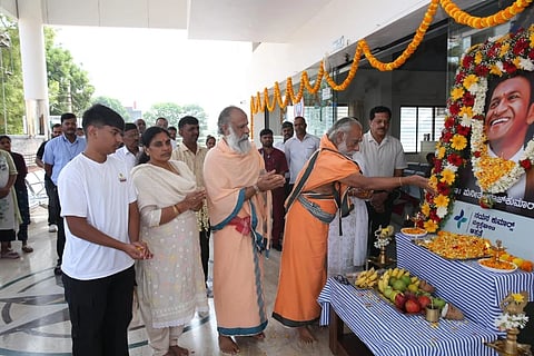 ಪುನೀತ್ ರಾಜ್‌ಕುಮಾರ್ ಜನ್ಮ ದಿನದ ನೆನಪಿನಲ್ಲಿ ದಟ್ಟಗಳ್ಳಿಯ ನಯನ ಕುಮಾರ್ಸ್‌ ಮಲ್ಟಿ ಸ್ಪೆಷಾಲಿಟಿ ಆಸ್ಪತ್ರೆಯಲ್ಲಿ ಆಯೋಜಿಸಲಾಗಿದ್ದ ಆರೋಗ್ಯ ಉಚಿತ ಶಿಬಿರವನ್ನು ಪ್ರೊ.ಭಾಷ್ಯಂ ಸ್ವಾಮೀಜಿ ಉದ್ಘಾಟಿಸಿದರು. ಎನ್.ಶ್ರೀನಿವಾಸನ್, ಡಾ. ತೇಜಸ್, ಡಾ.ಶಾಲಿನಿ, ಡಾ.ಪ್ರಕಾಶ್, ಡಾ.ದೇವಾನಂದ್, ಡಾ.ಶಿವಾನಂದ್, ಡಾ.ಅಪೂರ್ವ, ಡಾ.ಪೂರ್ಣಿಮಾ ಇತರರಿದ್ದರು.