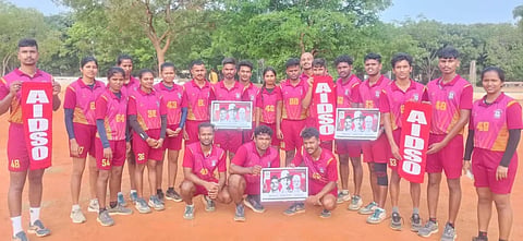  ಹುತಾತ್ಮ ದಿನವನ್ನು ‘ಸಾರ್ವಜನಿಕ ಶಿಕ್ಷಣ ಉಳಿಸಿ ಪ್ರತಿಜ್ಞಾ ದಿನ’ವನ್ನಾಗಿ ನಗರದ ಓವೆಲ್ ಮೈದಾನದಲ್ಲಿ ಸೋಮವಾರ  ಆಚರಿಸಲಾಯಿತು. 