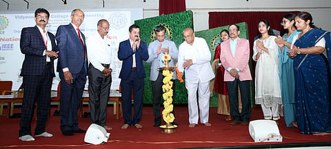 ವಿದ್ಯಾವರ್ಧಕ ಇಂಜಿನಿಯರಿಂಗ್ ಕಾಲೇಜಿನಲ್ಲಿ ಶನಿವಾರ ಆಯೋಜಿಸಿದ್ದ ರಾಷ್ಟ್ರಮಟ್ಟದ ಪ್ರಾಜೆಕ್ಟ್ ಸ್ಪರ್ಧೆ ವೃದ್ಧಿ-2026 ಕಾರ್ಯಕ್ರಮವನ್ನು ವಿದ್ಯಾವರ್ಧಕ ವಿದ್ಯಾಸಂಸ್ಥೆಯ ಸಂಘದ ಅಧ್ಯಕ್ಷ ಗುಂಡಪ್ಪ ಗೌಡ ಉದ್ಘಾಟಿಸಿದರು. ವಿನಾಯಕ ಪಿ.ಹೆಗ್ಡೆ, ಕೆ.ಎಸ್. ಸುಂದರ್, ಪಿ. ವಿಶ್ವನಾಥ್, ಶ್ರೀಶೈಲ ರಾಮಣ್ಣವರ್, ಬಿ. ಸದಾಶಿವ ಗೌಡ, ಶೋಭಾ ಶಂಕರ್ ಇನ್ನಿತರರಿದ್ದರು.