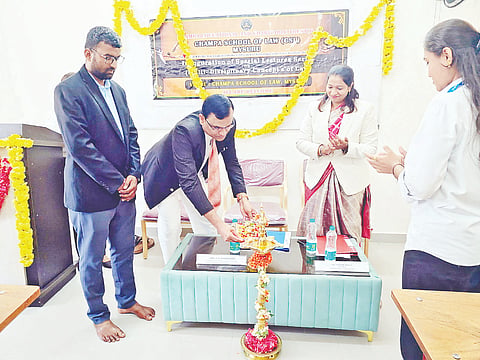 ನಗರದ ಚಂಪ ಸ್ಕೂಲ್ ಆಫ್ ಲಾ ಕಾಲೇಜಿನಲ್ಲಿ ಆಯೋಜಿಸಿದ್ದ ಕಾನೂನಿನ ಬಹುಮುಖ ಆಯಾಮ ಸರಣಿ ಉಪನ್ಯಾಸ ಮಾಲಿಕೆಯನ್ನು ಜಿಲ್ಲಾ ಕಾನೂನು ಸೇವಾ ಪ್ರಾಧಿಕಾರದ ಸದಸ್ಯ ಕಾರ್ಯದರ್ಶಿ ಕೆ.ಕೆ.ಅಮರನಾಥ್ ಉದ್ಘಾಟಿಸಿದರು. ಪ್ರಾಂಶುಪಾಲರಾದ ಆಸ್ಮತ್ತುನ್ನೀಸಾ,  ಭರತ್ ರಾಜ್ ಇತರರಿದ್ದರು.