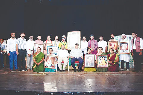 ಸಮಾಜ ಕಲ್ಯಾಣ ಇಲಾಖೆ ನೌಕರರು ಆಯೋಜಿಸಿದ್ದ ‘ಮುಟ್ಟಿಸಿಕೊಂಡವನು’ ನಾಟಕ ಪ್ರದರ್ಶನ ಸಮಯದಲ್ಲಿ ಕಲಾವಿದರೊಂದಿಗೆ ಡಾ.ಎಚ್.ಸಿ.ಮಹದೇವಪ್ಪ, ಡಾ.ಡಿ.ತಿಮ್ಮಯ್ಯ ಇದ್ದರು.