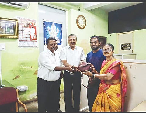  ಕಳೆದುಕೊಂಡಿದ್ದ ಹ್ಯಾಂಡ್‌ಬ್ಯಾಗ್ ಕಾವೇರಿ ಬಿ.ಪೈ ಅವರಿಗೆ ರೈಲ್ವೆ ಅಧಿಕಾರಿಗಳು ವಾಪಸ್ ಮಾಡಿದರು. ಆರ್. ಚಂದ್ರಶೇಖರ್ ಮತ್ತು ವಿ.ನಂದಕುಮಾರ್ ಇದ್ದರು.
