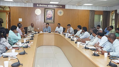ಜಿಲ್ಲಾ ಪಂಚಾಯಿತಿ ಸಭಾಂಗಣದಲ್ಲಿ ಜಿಲ್ಲಾಧಿಕಾರಿ ಜಿ.ಲಕ್ಷ್ಮೀಕಾಂತ ರೆಡ್ಡಿ ಅವರು ಕೃಷಿ ಪರಿಕರಗಳ ಸರಬರಾಜುದಾರರ ಸಂಸ್ಥೆಗಳ ಮುಖ್ಯಸ್ಥರು ಹಾಗೂ ಅಧಿಕಾರಗಳ ಸಭೆ ನಡೆಸಿದರು. ಯುಕೇಶ್ ಕುಮಾರ್,  ಕೆ.ಎಚ್.ರವಿ, ಮಲ್ಲಿಕ್, ರಾಮಕೃಷ್ಣ,  ವೆಂಕಟೇಶ ಇನ್ನಿತರರಿದ್ದರು.