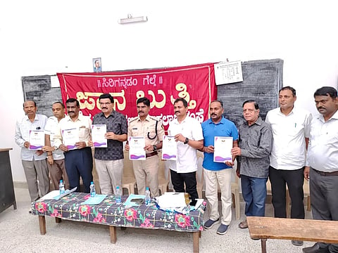  ಜ್ಞಾನಬುತ್ತಿ ಉಚಿತ ತರಬೇತಿ ಸಂಸ್ಥೆಯಲ್ಲಿ ಏರ್ಪಡಿಸಿದ್ದ ಕಾರ್ಯಕ್ರಮದಲ್ಲಿ ಪಿಸಿ ಮತ್ತು ಪಿಎಸ್‌ಐ ಸ್ಪರ್ಧಾತ್ಮಕ ಪರೀಕ್ಷಾ ಅಧ್ಯಯನ ಪುಸ್ತಕವನ್ನು ಬಿಡುಗಡೆ ಮಾಡಲಾಯಿತು. ಸಿದ್ದನಗೌಡ ವೈ.ಪಾಟೀಲ, ಎಸ್.ಎನ್.ಸಂದೇಶ್ ಕುಮಾರ್, ಜೆ.ಬಿ.ರಂಗಸ್ವಾಮಿ, ಪ್ರೊ.ಎಂ.ಕೃಷ್ಣೇಗೌಡ, ಬಿ.ಕೆ ಮನು, ರಾಜಶೇಖರ್, ಬಿ.ಎಸ್.ರವಿಶಂಕರ್ ಇದ್ದರು.