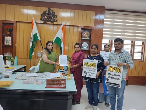  ಸರ್ಕಾರಿ ಹುದ್ದೆಗಳ ಭರ್ತಿಗೆ ಅಧಿಸೂಚನೆ ಹೊರಡಿಸಬೇಕು ಎಂದು ಆಗ್ರಹಿಸಿ ಉದ್ಯೋಗಾಕಾಂಕ್ಷಿಗಳ ಹೋರಾಟ ಸಮಿತಿಯಿಂದ ಎಡಿಸಿ ಐಶ್ವರ್ಯಾ ಅವರಿಗೆ ಮನವಿ ಸಲ್ಲಿಸಲಾಯಿತು. ಎಸ್.ವಿ.ನೀತುಶ್ರೀ, ಸದಸ್ಯರಾದ ಎಸ್.ಸುಮಾ, ರಣಜಿತ್ ಧೂಪತ್ ಮತ್ತು ಪೂರ್ಣಿಮಾ ಇನ್ನಿತರರಿದ್ದರು.