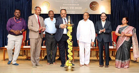  ವಿದ್ಯಾವರ್ಧಕ ಇಂಜಿನಿಯರಿಂಗ್ ಕಾಲೇಜಿನಲ್ಲಿ ಆಯೋಜಿಸಿದ್ದ ‘ವಿದ್ಯುತ್ 2026’ ಸಾಂಸ್ಕೃತಿಕ ಹಬ್ಬವನ್ನು ಜೆಎಸ್‌ಎಸ್ ವಿಜ್ಞಾನ ಮತ್ತು ತಾಂತ್ರಿಕ ವಿಶ್ವವಿದ್ಯಾಲಯದ ಕುಲಪತಿ ಎ.ಎನ್.ಸಂತೋಷ್ ಕುಮಾರ್ ಉದ್ಘಾಟಿಸಿದರು. ಪ್ರೊ.ಸದಾಶಿವ ಗೌಡ, ಗುಂಡಪ್ಪ ಗೌಡ, ಪಿ.ವಿಶ್ವನಾಥ್ ಇನ್ನಿತರರಿದ್ದರು.