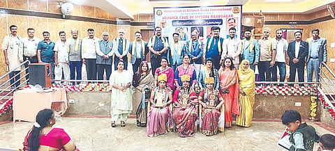 ಅಲಯನ್ಸ್ ಕ್ಲಬ್ ಆಫ್ ಮೈಸೂರು ರಾಜೀವ್ ನಗರದ ಪದಾಧಿಕಾರಿಗಳ ಪದಗ್ರಹಣ ಸಮಾರಂಭದಲ್ಲಿ ವಿವಿಧ ಕ್ಷೇತ್ರಗಳಲ್ಲಿ ಸಾಧನೆ ಮಾಡಿದ ಮಹಿಳೆಯರನ್ನು ಸನ್ಮಾನಿಸಲಾಯಿತು. ಡಾ. ನಾಗರಾಜ್ ಬೈರಿ, ಖಿಜರ್ ಮಹಮ್ಮದ್, ಮಹಾಬಲೇಶ್ವರ ಬೈರಿ, ರಾಜು, ಡಾ.ಎಸ್.ವೆಂಕಟೇಶ್ ಇತರರಿದ್ದರು.