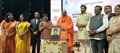 ಕಡಬಮ್ ಎಂ.ರಮೇಶ್ ಅವರ ‘ಸಾರ್ಥಕ ಬದುಕು’ ಆತ್ಮಕಥನವನ್ನು ಶ್ರೀ ಶಿವರಾತ್ರಿ ದೇಶಿಕೇಂದ್ರ ಸ್ವಾಮೀಜಿ ಅವರು ಬಿಡುಗಡೆಗೊಳಿಸಿದರು. ಯದುವೀರ್ ಕೃಷ್ಣದತ್ತ ಚಾಮರಾಜ ಒಡೆಯರ್, ಎಸ್.ಎ. ರಾಮದಾಸ್,  ಎಚ್.ಎನ್. ಶ್ರೀಕಂಠಯ್ಯ, ಎಂ.ವಿ.ಶ್ರೀನಿವಾಸಮೂರ್ತಿ, ಕಡಬಮ್ ಎಂ.ರಮೇಶ್ ಇದ್ದರು.