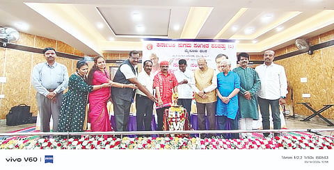 ಕರ್ನಾಟಕ ಸುಗಮ ಸಂಗೀತ ಪರಿಷತ್ತು ಜಿಲ್ಲಾ ಘಟಕದಿಂದ ನಗರದಲ್ಲಿ ಎರಡು ದಿನಗಳ ಕಾಲ ಆಯೋಜಿಸಿರುವ  ಸುಗಮ ಸಂಗೀತ ಕಲಿಕಾ ಶಿಬಿರಕ್ಕೆ ಕಿಕ್ಕೇರಿ ಕೃಷ್ಣಮೂರ್ತಿ ಚಾಲನೆ ನೀಡಿದರು. ಶ್ರೀನಿವಾಸ ಉಡುಪ, ನಾಗರಾಜ್ ವಿ.ಬೈರಿ, ಅಂಶಿಪ್ರಸನ್ನಕುಮಾರ್, ಜಯಪ್ಪ ಹೊನ್ನಾಳಿ, ಮ್ಯಾಂಡೋಲಿನ್ ಪ್ರಸಾದ್, ವಿ.ಎನ್. ಮಲ್ಲಿಕಾರ್ಜುನಸ್ವಾಮಿ, ದೇವನೂರು ಶಂಕರ್ ಇತರರು ಇದ್ದರು.
