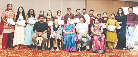 ಭಾರತ್ ಕ್ಯಾನ್ಸರ್ ಆಸ್ಪತ್ರೆ ಮತ್ತು ಸಂಸ್ಥೆಯಲ್ಲಿ ಆಯೋಜಿಸಿದ್ದ ದಾದಿಯರ ದಿನಾಚರಣೆಯ ಕಾರ್ಯಕ್ರಮದಲ್ಲಿ ವಿವಿಧ ವಿಭಾಗಗಳಲ್ಲಿನ ಉತ್ತಮ ಕಾರ್ಯನಿರ್ವಹಿಸಿದ ನರ್ಸ್‌ಗಳನ್ನು ಪ್ರಶಸ್ತಿ ನೀಡಿ ಗೌರವಿಸಲಾಯಿತು. ಡಾ. ವೈ.ಎಸ್. ಮಾಧವಿ, ಪಿ.ಎಸ್.ಪ್ರೇಮಾ, ಡಾ.ಬಿ.  ಕವಿತಾ ಇತರರು ಇದ್ದರು.