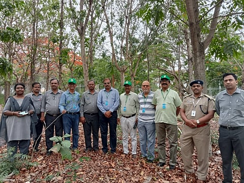  ‘ಪರಿಸರಕ್ಕಾಗಿ ನಾವು’ ಸಂಘಟನೆ ನಿಯೋಗ ಶನಿವಾರ ಬಿಇಎಂಎಲ್ ಕಾರ್ಖಾನೆ ಆವರಣಕ್ಕೆ ಭೇಟಿ ಪರಿಶೀಲನೆ ನಡೆಸಿತು. ನಿಯೋಗದಲ್ಲಿ ಪರಶುರಾಮೇಗೌಡ, ರವಿ ಬಳೆ, ಬಾನು ಪ್ರಶಾಂತ್, ವಿಶ್ವನಾಥ್ ಮತ್ತು ಸುಧೀರ್ ಗಣಪತಿ ಇದ್ದರು.