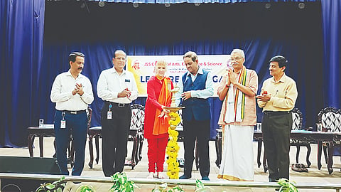  ನಗರದ ಊಟಿ ರಸ್ತೆಯ ಜೆಎಸ್‌ಎಸ್  ಕಾಲೇಜಿನಲ್ಲಿ ಶುಕ್ರವಾರ ಯೋಗದ ಕುರಿತು ಆಯೋಜಿಸಿದ್ದ ಉಪನ್ಯಾಸ ಕಾರ್ಯಕ್ರಮವನ್ನು ಯೋಗಿನಿ, ತ್ರಿಯೋಗದ ಸಂಸ್ಥಾಪಕಿ ಡಾ.ಯೋಗಿನಿ ಕಾಳೀಜಿ ಉದ್ಘಾಟಿಸಿದರು. ಡಾ.ಸಿ.ಜಿ.ಬೆಟಸೂರಮಠ, ಡಾ.ಕೆ.ರಾಘವೇಂದ್ರ ಪೈ, ಪ್ರೊ.ಮೊರಬದ ಮಲ್ಲಿಕಾರ್ಜುನ, ಪ್ರೊ.ಬಿ.ವಿ.ಸಾಂಬಶಿವಯ್ಯ ಇದ್ದರು.