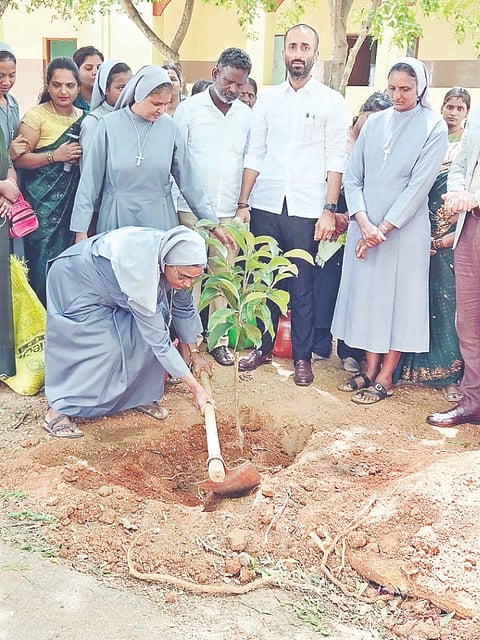   ಬನ್ನೂರು ರಸ್ತೆಯ ವಿದ್ಯಾಜ್ಯೋತಿ ಸಮಾಜ ಕಲ್ಯಾಣ ಕೇಂದ್ರದಲ್ಲಿ ಶುಕ್ರವಾರ ಆಯೋಜಿಸಿದ್ದ ಪರಿಸರ ದಿನವನ್ನು ಗಿಡ ನೆಡುವ ಮೂಲಕ ಆಚರಿಸಲಾಯಿತು. ಕವೀಶ್ ಗೌಡ,  ಸಿಸ್ಟರ್ ತೆರೇಸಾ ಇತರರಿದ್ದರು.