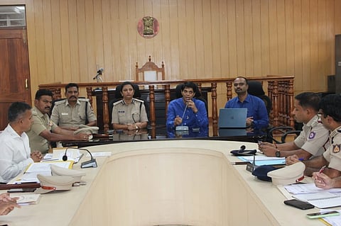 ಅಗ್ನಿ ಸುರಕ್ಷತೆ ಕುರಿತು ಜಿಲ್ಲಾಧಿಕಾರಿ ಜಿ.ಲಕ್ಷ್ಮೀಕಾಂತ್ ರೆಡ್ಡಿ ನಗರದಲ್ಲಿ ಶುಕ್ರವಾರ ಅಧಿಕಾರಿಗಳ ಸಭೆ ನಡೆಸಿದರು.