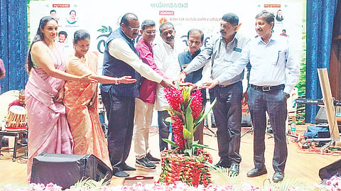  ನೇಸರಾ.... ನೋಡು! ಕವಿ ಚಿತ್ರಗೀತೆಗಳ ಗಾಯನ ಕಾರ್ಯಕ್ರಮವನ್ನು ಗಣ್ಯರು ಸಾಮೂಹಿಕವಾಗಿ ಉದ್ಘಾಟಿಸಿದರು. ಕೆ.ಆರ್.ಪ್ರಭಾಕರ ರಾವ್ , ಪ್ರವೀಣ್ ಪಾಲ್, ಸಿ.ಡಿ.ಕೃಷ್ಣ, ಎಸ್.ವಾಸುದೇವನ್, ನಾಗರಾಜ್ ವಿ.ಬೈರಿ ಮತ್ತಿತರರಿದ್ದರು.