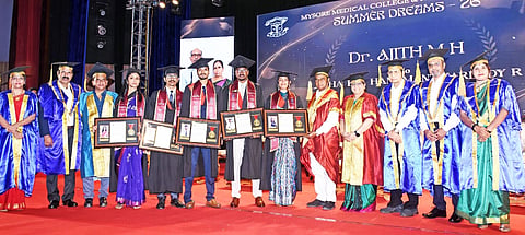  ನಗರದ ಘಟಿಕೋತ್ಸವ ಭವನದಲ್ಲಿ ಮೈಸೂರು ವೈದ್ಯಕೀಯ ಕಾಲೇಜು ಮತ್ತು ಸಂಶೋಧನಾ ಸಂಸ್ಥೆದಿಂದ ಭಾನುವಾರ ಆಯೋಜಿಸಿದ್ದ ಕಾರ್ಯಕ್ರಮದಲ್ಲಿ ಎಂಬಿಬಿಎಸ್ ವಿದ್ಯಾರ್ಥಿಗಳಿಗೆ ಪದವಿ ಪ್ರದಾನ ಮಾಡಲಾಯಿತು. ಡಾ.ಡಿ.ತಿಮ್ಮಯ್ಯ, ಡಾ.ಕೆ.ಆರ್.ದಾಕ್ಷಾಯಣಿ, ಡಾ.ಕೆ.ಮಹದೇವ್, ಡಾ.ಎಚ್.ಸುನೀಲ್, ತನುಜಾ ಮಹೇಶ್, ಡಾ.ಕೆ.ಸತೀಶ್ ಇತರರಿದ್ದರು.