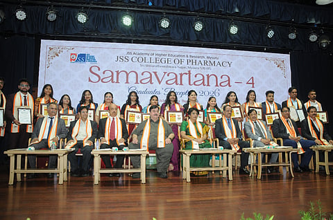 ಜೆಎಸ್‌ಎಸ್ ಔಷಧ ವಿಜ್ಞಾನ ಮಹಾ ವಿದ್ಯಾಲಯದ ವತಿಯಿಂದ ಕಾಲೇಜಿನ ರಾಜೇಂದ್ರ ಸಭಾಂಗಣದಲ್ಲಿ ಗುರುವಾರ ಪದವೀಧರ ದಿನ ಕಾರ್ಯಕ್ರಮ ನಡೆಯಿತು. ಜಿ.ಸತ್ಯವತಿ, ಡಾ.ಸಿ.ಜಿ.ಬೆಟಸೂರ್‌ಮಠ್, ಡಾ.ಬಿ.ಸುರೇಶ್, ಡಾ.ಎಚ್.ಬಸವನಗೌಡಪ್ಪ,  ಡಾ.ಬಿ.ಮಂಜುನಾಥ್, ಡಾ.ಟಿ.ಎಂ.ಪ್ರಮೋದ್‌ಕುಮಾರ್ ಇದ್ದರು.