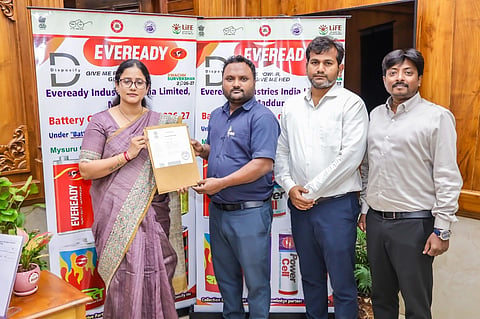  ಬಳಕೆಯಾದ ಬ್ಯಾಟರಿಗಳ ವೈಜ್ಞಾನಿಕ ನಿರ್ವಹಣೆ ಸಂಬಂಧ ನಗರ ಪಾಲಿಕೆ ಮತ್ತು ಎವರೆಡಿ ಬ್ಯಾಟರೀಸ್ ಸಂಸ್ಥೆಯೊಂದಿಗೆ ಒಡಂಬಡಿಕೆಗೆ (ಎಂಒಯು) ಸಹಿ ಹಾಕಲಾಯಿತು. ಎಂ.ಕೆ.ಸವಿತಾ, ಕೆ.ಎಸ್.ಮೃತ್ಯುಂಜಯ, ಪ್ರಸಾದ್ ತಂತ್ರಿ, ಎಸ್.ನಾಗೇಶ್ ಇದ್ದರು.