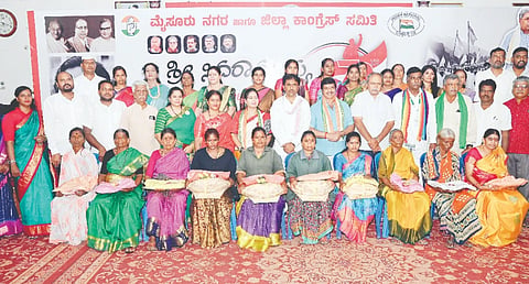 ಜಿಲ್ಲಾ ಕಾಂಗ್ರೆಸ್ ಸಮಿತಿ ಮಹಿಳಾ ಸಹಕಾರ ವಿಭಾಗದಿಂದ ನಗರ ಕಾಂಗ್ರೆಸ್ ಭವನದಲ್ಲಿ ಆಯೋಜಿಸಿದ್ದ ಕಾಯಕ್ರಮದಲ್ಲಿ ಮಹಿಳೆಯರಿಗೆ ಬಾಗಿನ ನೀಡಲಾಯಿತು. ಎಸ್.ನಾರಾಯಣ್, ಬಿ.ಜೆ.ವಿಜಯಕುಮಾರ್, ಕಾಂತಾ ನಾಯಕ್,ತಾರಾ ಕುಮಾರ್, ಸಿದ್ದಯ್ಯ, ಸಂತೋಷ್, ಮಂಜುನಾಥ್, ಗೋಪಿನಾಥ್ ಇತರರು ಇದ್ದರು.