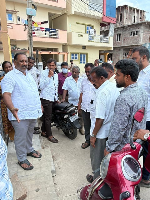 ಶಾಸಕ ಕೆ.ಹರೀಶ್ ಗೌಡ ಗುರುವಾರ ವಿವಿಧ ಅಭಿವೃದ್ಧಿ ಕಾಮಗಾರಿಗಳನ್ನು ಪರಿಶೀಲಿಸಿದರು. ಅಶ್ವಿನಿ, ಗಿರೀಶ್, ಪೈಲ್ವಾನ್ ಶ್ರೀನಿವಾಸ್, ಕೃಷ್ಣೇಗೌಡ ಇತರರಿದ್ದರು.
