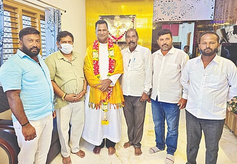 ಧರ್ಮಗುರು ಗುರು ಜೋಸೆಫ್ ಮರಿ ಎ. ಅವರು ಪವಿತ್ರ ಯಾಜಕ ದೀಕ್ಷೆಯನ್ನು ಸ್ವೀಕರಿಸಿ 25 ವರ್ಷಗಳಾದ ಹಿನ್ನೆಲೆಯಲ್ಲಿ ಮಾಜಿ ಶಾಸಕ ಎಚ್.ಪಿ.ಮಂಜುನಾಥ್ ಸನ್ಮಾನಿಸಿದರು. ಸಂತೋಷ್, ರಾಯಪ್ಪ, ಹೃದಯರಾಜ್, ಕುಮಾರ್, ನೇರಳಕುಪ್ಪೆ ಮಹದೇವ್ ಇತರರು ಇದ್ದರು.
