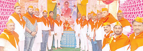 ಹುಮನಾಬಾದ್​ ಜೆಸ್ಕಾಂ ಕಚೇರಿಯಲ್ಲಿ ವಿಶ್ವಗುರು ಬಸವಣ್ಣನವರ 893ನೇ ಜಯಂತಿ ನಿಮಿತ್ತ ವಿಭಾಗದ ಇಇ ಗುರುಶಾಂತ ವಾರದ ಬಸವಣ್ಣನವರ ಭಾವಚಿತ್ರಕ್ಕೆ ಪುಷ್ಪಾರ್ಚನೆ ಮಾಡಿ ಗೌರವ ನಮನ ಸಲ್ಲಿಸಿದರು. ಎಒ ಗಣಪತಿ ಖೇಣಿಕರ, ರಮೇಶ ಮೈನಾಳೆ, ರಾಹುಲ್​ ಇಜಾರೆ, ಶಂಕರ ಪಸಾರ್ಗಿ, ಥಾಮಸ್​, ರಮೇಶ ಸಂಗಮ, ಶ್ರೀಕಾಂತ ಇತರರಿದ್ದರು.