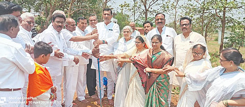 ಹುಮನಾಬಾದ್​ನ ಬಸವನಗರದಲ್ಲಿ ಸೋಮವಾರ ಶ್ರೀ ಬಸವೇಶ್ವರರ ನೂತನ ಸಮುದಾಯ ಭವನ ಕಟ್ಟಡ ಕಾಮಗಾರಿಗೆ ಶಾಸಕ ಡಾ.ಸಿದ್ದಲಿಂಗಪ್ಪ ಪಾಟೀಲ್​ ಭೂಮಿ ಪೂಜೆ ನೆರವೇರಿಸಿದರು. ಪ್ರಮುಖರಾದ ಮಲ್ಲಿಕಾರ್ಜುನ ಸೀಗಿ, ಗಿರೀಶ ತುಂಬಾ, ಅಶೋಕ ಇತರರಿದ್ದರು.