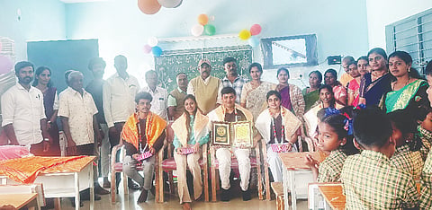 ಅರಕಲಗೂಡು ತಾಲೂಕು ಹೆಣ್ಣೂರು ಕೊಂಗಳಲೆ ಸರ್ಕಾರಿ ಹಿರಿಯ ಪ್ರಾಥಮಿಕ ಶಾಲೆಗೆ ವಿವಿಧ ಶೈಕ್ಷಣಿಕ ಪರಿಕರಗಳನ್ನು ಕೊಡುಗೆ ನೀಡಿದ ಯುಎಸ್‌ಟಿ ಗ್ಲೋಬಲ್ ಕಂಪನಿಯ ಚೈತ್ರಾ, ಹಳೆಯ ವಿದ್ಯಾರ್ಥಿ ಆದಿತ್ಯ, ಶೋಭಿತಾ, ಮಧುಮಿತಾ, ವೆಂಕಟ್ ಅವರನ್ನು ಸನ್ಮಾನಿಸಲಾಯಿತು. ದೇವರಾಜು, ರಂಗೇಗೌಡ, ತ್ರಿನೇತ್ರ ಇತರರಿದ್ದರು.
