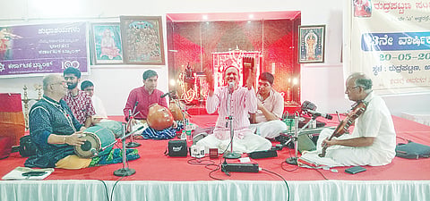 ಅರಕಲಗೂಡು ತಾಲೂಕಿನ ರುದ್ರಪಟ್ಟಣದಲ್ಲಿ ಗುರುವಾರ ನಡೆದ 23ನೇ ಸಂಗೀತೋತ್ಸವದಲ್ಲಿ ವಿದ್ವಾನ್ ಟಿ.ಎಸ್. ಪಟ್ಟಾಭಿರಾಮ ಪಂಡಿತ್ ಸಂಗೀತ ಕಛೇರಿ ಪ್ರಸ್ತುತಪಡಿಸಿದರು. ಪಕ್ಕವಾದ್ಯದಲ್ಲಿ ವಿದ್ವಾನ್ ಟಿ.ಕೆ.ರಾಮಾನುಜಾ ಆಚಾರ್ಯ ಪಿಟೀಲು, ವಿದ್ವಾನ್ ಎಚ್.ಎಸ್. ಸುಧೀಂದ್ರ ಮೃದಂಗ,  ವಿದ್ವಾನ್ ಆರ್.ಓಂಕಾರ್  ಘಟ ವಾದನ ಸಹಕಾರ ನಾದಸುಧೆಗೆ ಮೆರುಗು ನೀಡಿತು. 