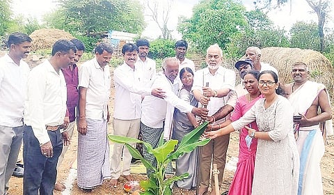 ಅರಕಲಗೂಡಿನಲ್ಲಿ ಆಯೋಜಿಸಿದ್ದ ವಿದ್ಯಾ ಸಂಭ್ರಮ ಕಾರ್ಯಕ್ರಮದಲ್ಲಿ ಪ್ರತಿಭಾವಂತ ವಿದ್ಯಾರ್ಥಿಗಳನ್ನು ಸನ್ಮಾನಿಸಲಾಯಿತು. ಎ. ಮಂಜು, ಬಿ.ಕೆ. ಗಂಗಾಧರ್, ಸುಬ್ಬರಾವ್, ಜಗದೀಶ್ ಇತರರಿದ್ದರು.