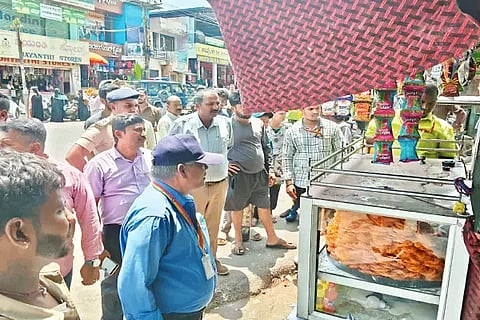 ಭದ್ರಾವತಿ ಸಿಎನ್ ರಸ್ತೆ ಅಗಲೀಕರಣಕ್ಕೆ ಸಂಬಂಧಿಸಿ ಫುಟ್‌ಪಾತ್ ಅಂಗಡಿಗಳನ್ನು ನಗರಸಭೆ ಅಧಿಕಾರಿಗಳ ತಂಡ ತೆರವು ಮಾಡುತ್ತಿರುವುದು.