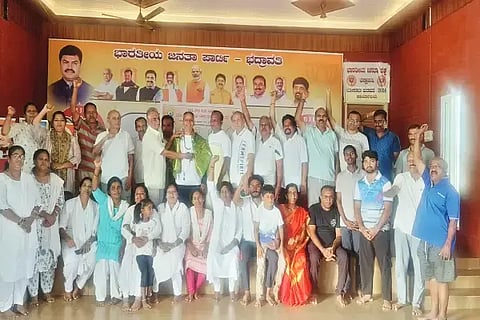 ಭದ್ರಾವತಿ ಬಿಜೆಪಿ ಕಾರ್ಯಾಲಯದಲ್ಲಿ ಏರ್ಪಡಿಸಿದ್ದ ಯೋಗದಿನಾಚರಣೆಯಲ್ಲಿ ಯೋಗ ಶಿಕ್ಷಕ ಡಿ.ನಾಗರಾಜ್ ಅವರನ್ನು ಸನ್ಮಾನಿಸಲಾಯಿತು. ಜಿ.ಧರ್ಮಪ್ರಸಾದ್, ಸುರೇಶಪ್ಪ, ರಾಜಶೇಖರ್ ಇತರರಿದ್ದರು.