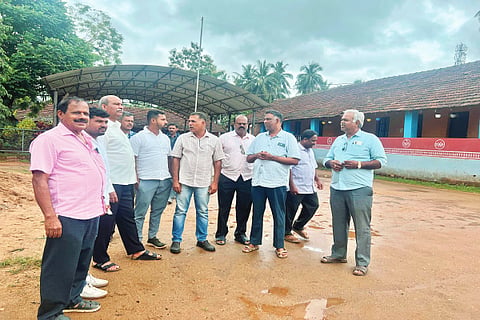 ಬಾಳೆಹೊನ್ನೂರು ಸರ್ಕಾರಿ ಪ್ರೌಢಶಾಲೆಯ ಮೂಲ ಸೌಕರ್ಯಗಳ ಬಗ್ಗೆ ಶಾಸಕ ಟಿ.ಡಿ.ರಾಜೇಗೌಡ ಪರಿಶೀಲಿಸಿದರು. 
