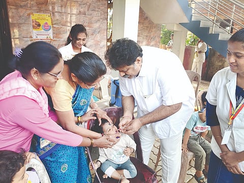 ಭಟ್ಕಳದಲ್ಲಿ ಪಲ್ಸ್ ಪೋಲಿಯೋ ಅಭಿಯಾನಕ್ಕೆ ಸಚಿವ ಮಂಕಾಳ ವೈದ್ಯ ಚಾಲನೆ ನೀಡಿದರು. ಆರೋಗ್ಯ ಇಲಾಖೆಯ ಅಧಿಕಾರಿಗಳು, ಸ್ಥಳೀಯ ಜನಪ್ರತಿನಿಧಿಗಳು ಇದ್ದರು.